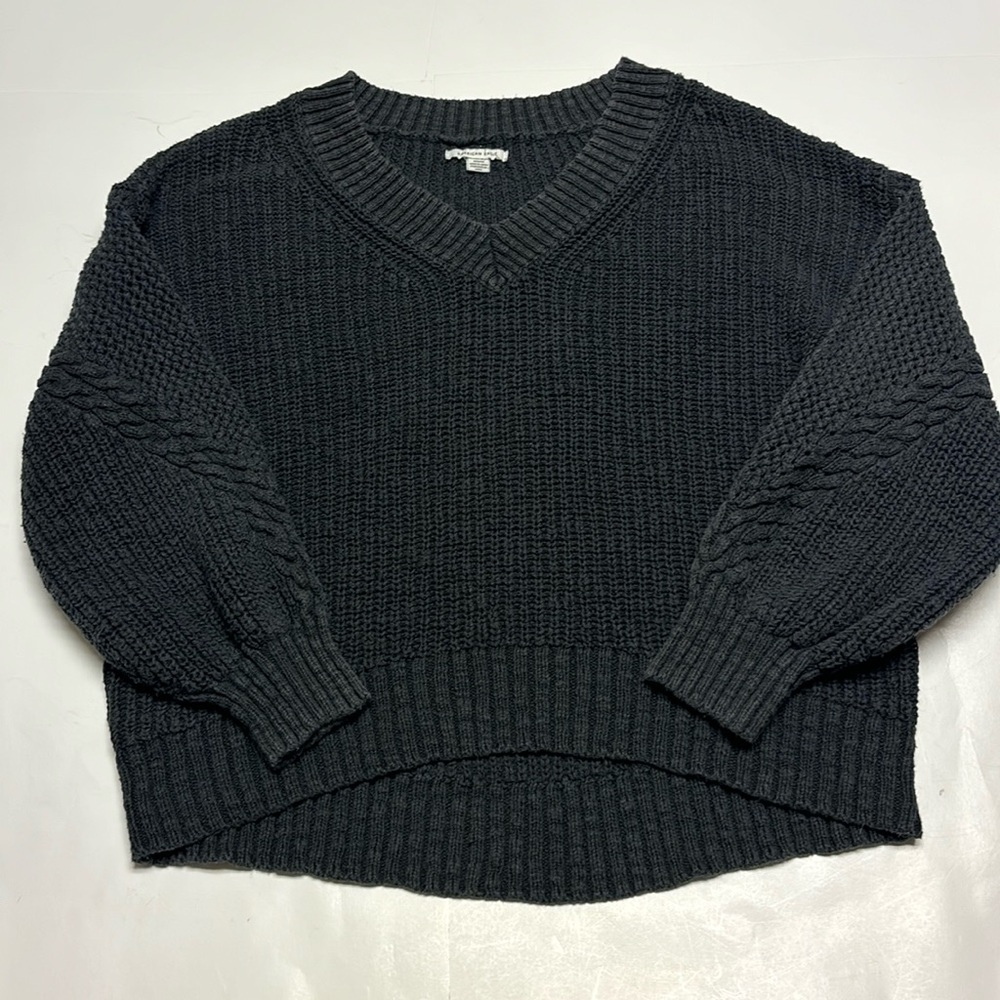 American Eagle women’s Charcoal Grey V-neck Sweater size Medium